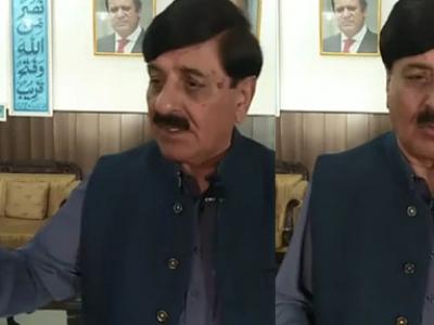 سابق وفاقی وزیر شیخ آفتاب احمد میڈیا سے گفتگو کر رہے ہیں 