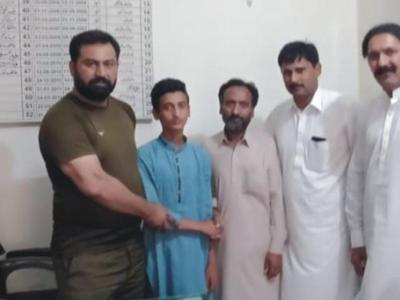 اٹک پولیس نے گمشدہ بچہ ڈھونڈ کر والدین کے حوالے کر دیا 