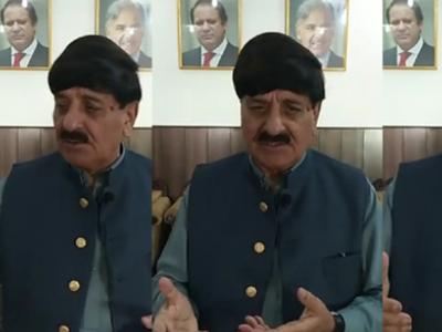 سابق وفاقی وزیر شیخ آفتاب احمد میڈیا سے گفتگو کر رہے ہیں 