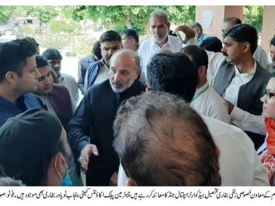 معاون خصوصی وزیراعظم زلفی بخاری اور ایم پی اے سید یاور بخاری تحصیل ہیڈکوارٹر ہسپتال جنڈ کا دورہ کر رہے ہیں 