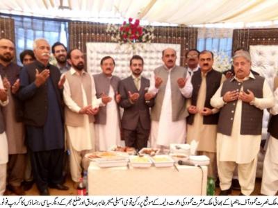 ملک نصرت ماجھیا کے بھائی کی شادی کی تقریب میں ایم این اے میجر طاہر صادق و دیگر شریک ہیں