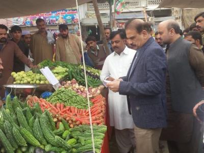 ڈپٹی کمشنر اٹک عشرت اللہ خان نیازی سبزیوں اور فروٹ کی قیمتیں چیک کر رہے ہیں 