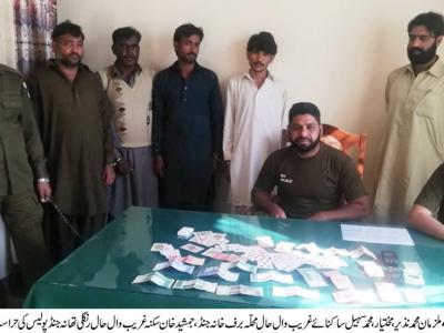 ایس ایچ او جنڈ نیاز احمد قمار بازی کے اڈے سے گرفتار ملزمان کے بارے میں میڈیا کو تفصیلات بتا رہے ہیں 