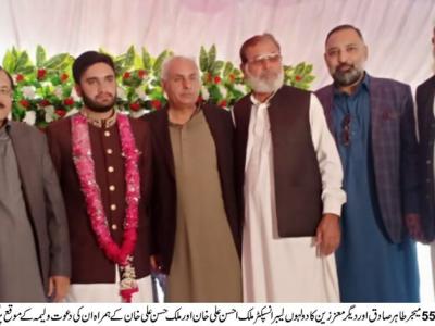 ایم این اے میجر طاہر صادق و دیگر ملک احسن علی اور ملک حسن علی کی دعوت ولیمہ میں شریک ہیں 