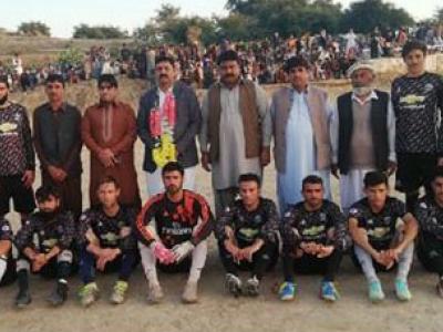 چیف تحصیل آرگنائزر میجر گروپ ملک عاصم اعوان کے ہمراہ لکڑ مار فٹبال ٹورنامنٹ کا فائنل جیتنے والی ٹیم مانچسٹر گنڈیالی کوہاٹ کا گروپ فوٹو 