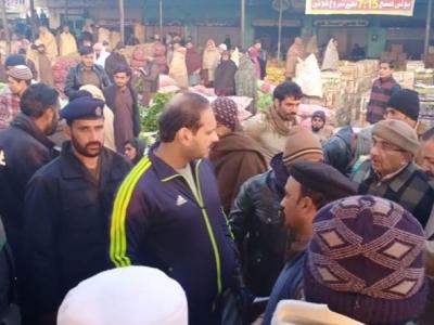 اٹک، ڈپٹی کمشنر اٹک علی عنان قمر کا سبزی منڈی کا دورہ