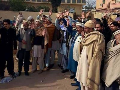 فتح جنگ گیس پریشر میں کمی، عوام سوئی گیس آفس کے باہر سراپا احتجاج