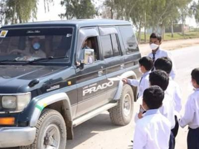 ہوری زون پبلک سکول طلبہ کی طرف سے پمفلٹ اور ہنڈ میڈ ماسک عوام میں تقسیم