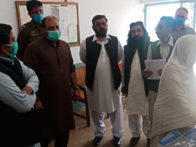 جنڈ، اکبرتنولی، ملک خرم، ہارون رمضان، ملک نوید کا اسسٹنٹ کمشنرکے ہمراہ رقوم فراہمی سنٹرز کا دورہ 