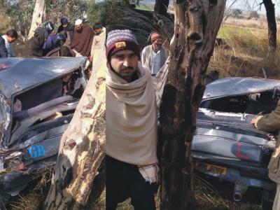 ہٹیاں ،جی ٹی روڈ پر کار درخت سے جا ٹکرائی، 3 افراد زخمی