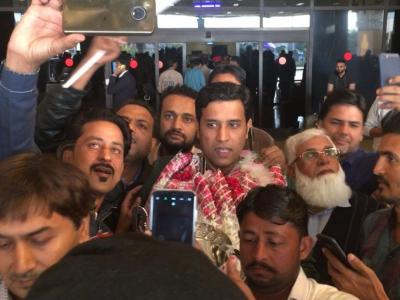 ورلڈ اسنوکر چیمپئن محمد آصف کا وطن واپسی پر شاندار استقبال کیا جا رہا ہے 